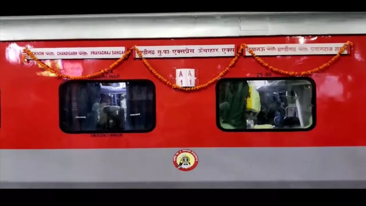 Hardoi News: एलएचबी रैक के साथ चली चंडीगढ़ सुपरफास्ट एक्सप्रेस, यात्रियों को मिलेगी अधिक बर्थ