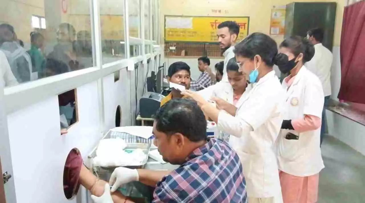 Chandauli News: सरकार के निर्देशों का कितना हो रहा है पालन,जिला अस्पताल आगे है तो सीएचसी पीछे,जानिए मरीजों का हाल