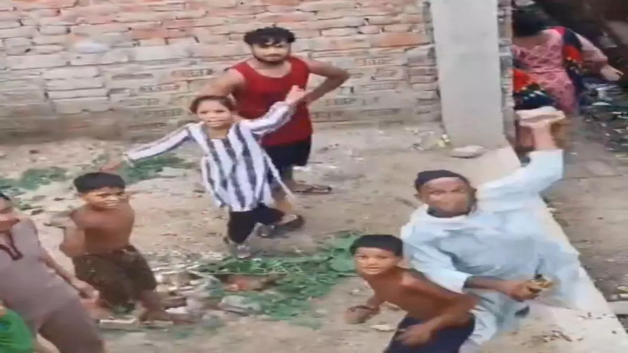 Hardoi News: वाहन खड़ा करने को लेकर आपस में भिड़े दो पक्ष,जमकर चले ईंट पत्थर, वीडियो वायरल, पुलिस ने दर्ज एफ़आईआर