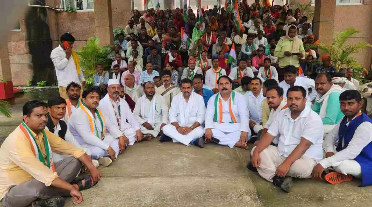 Sonbhadra : रसूखदारों ने हथियाई सीलिंग की 250 बीघे जमीन, एमपी तक के लोगों के नाम आवंटित की गई जमीनें, कांग्रेस ने धरना-प्रदर्शन कर उठाई कार्रवाई की मांग