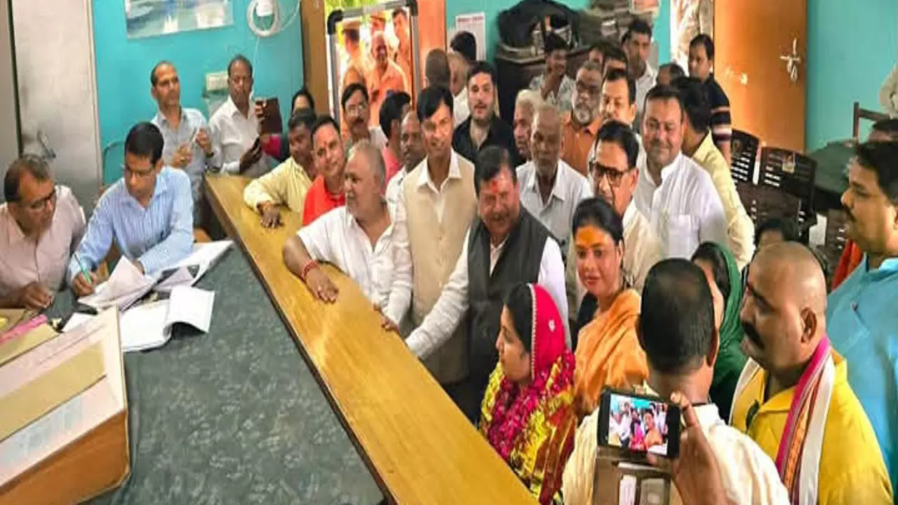 Sitapur News: सीतापुर नगर पालिका उपचुनाव में भाजपा प्रत्याशियों का नामांकन