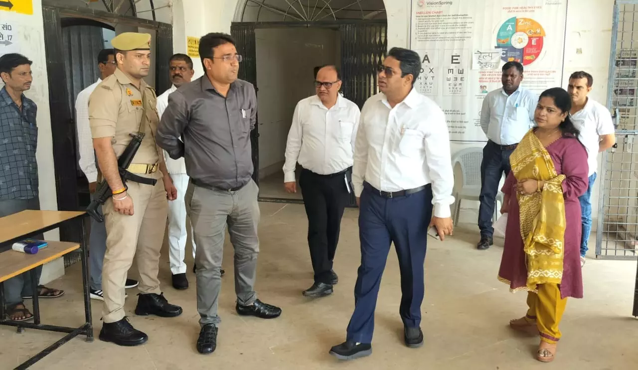 Jhansi News: समीक्षा अधिकारी परीक्षा के लिए डीएम ने किया केंद्रों का निरीक्षण Jhansi News: समीक्षा अधिकारी परीक्षा के लिए डीएम ने किया केंद्रों का निरीक्षण