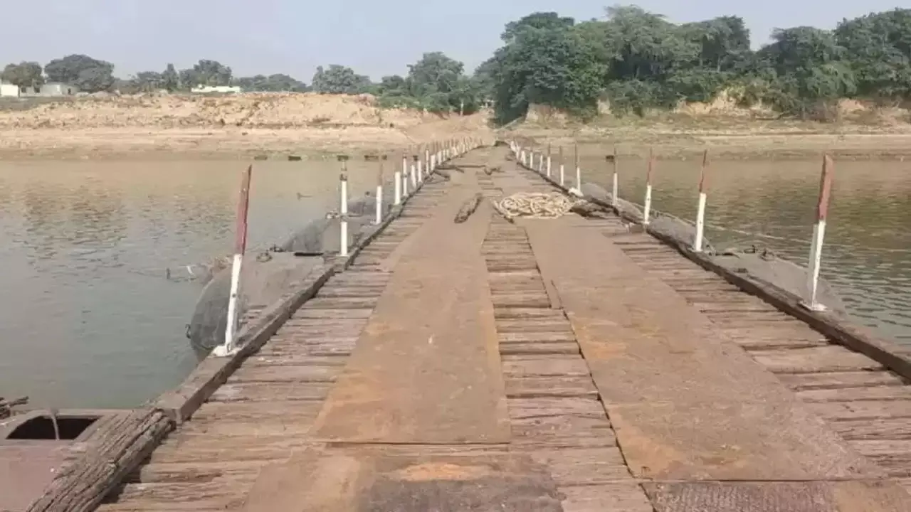 Chandauli News: नगवा-चोचकपुर गंगा घाट पर इंजन चालित नाव सेवा बहाल, छोटी नावों पर प्रतिबंध जारी