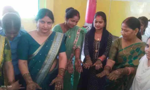 Bareilly News: राजेंद्र प्रसाद इंटर कॉलेज में तीज महोत्सव के चलते हुई महेंदी प्रतियोगता,कशिश ने प्राप्त किया पहला स्थान।