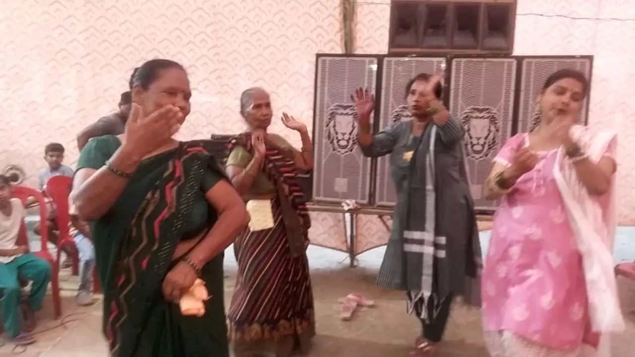 Bareilly News: हरियाली तीज पर मढ़ी सत्याना में सजी परंपरा की झलक, महिलाओं ने सज-धजकर झूलों पर ली पेंग, मेला बना उत्सव