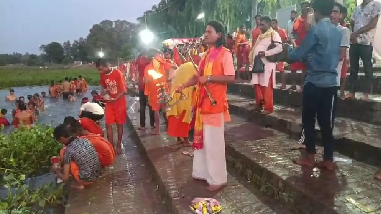 Shravasti News: सावन के तीसरे सोमवार की पूर्व संध्या पर उमड़ा कांवड़ियों का जनसैलाब, गंगा तटों और झीलों पर दिखी भक्ति की बाढ़