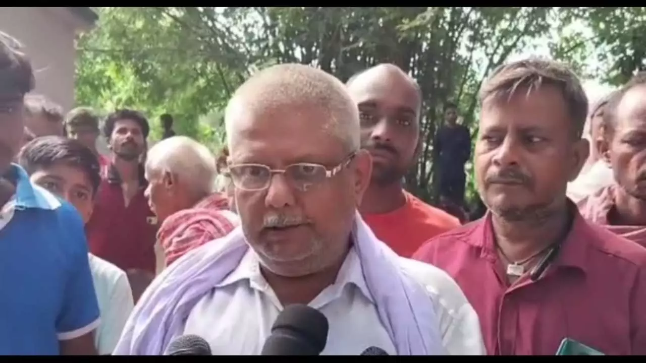 Chandauli News: मदरसे की जमीन से शिवलिंग निकलने पर बढ़ा विवाद, ग्रामीणों की प्रशासन को चेतावनी