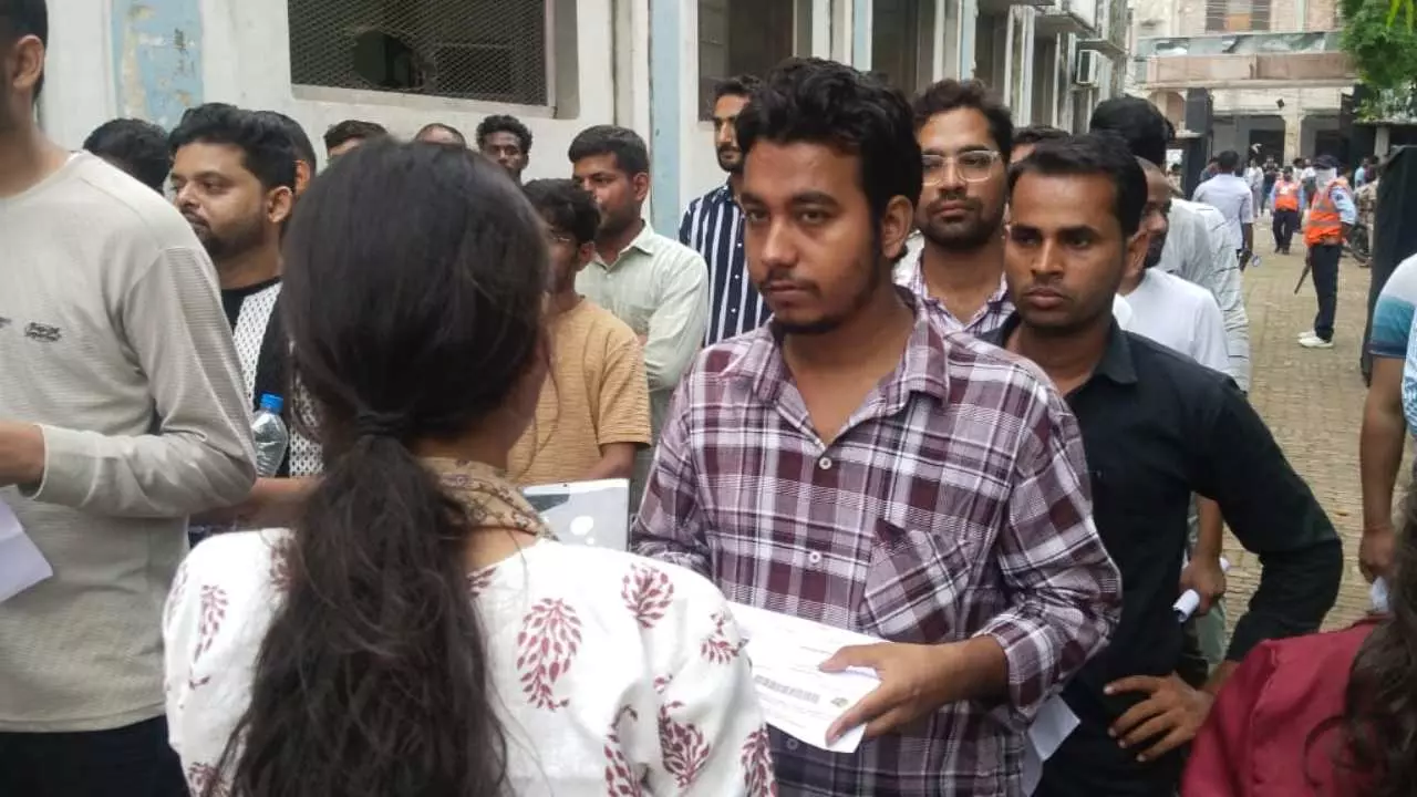 Kanpur News: 139 केंद्रों पर 65,280 परीक्षार्थी दे रहे एग्जाम, सुरक्षा के लिए 39 मजिस्ट्रेट तैनात Kanpur News: 139 केंद्रों पर 65,280 परीक्षार्थी दे रहे एग्जाम, सुरक्षा के लिए 39 मजिस्ट्रेट तैनात