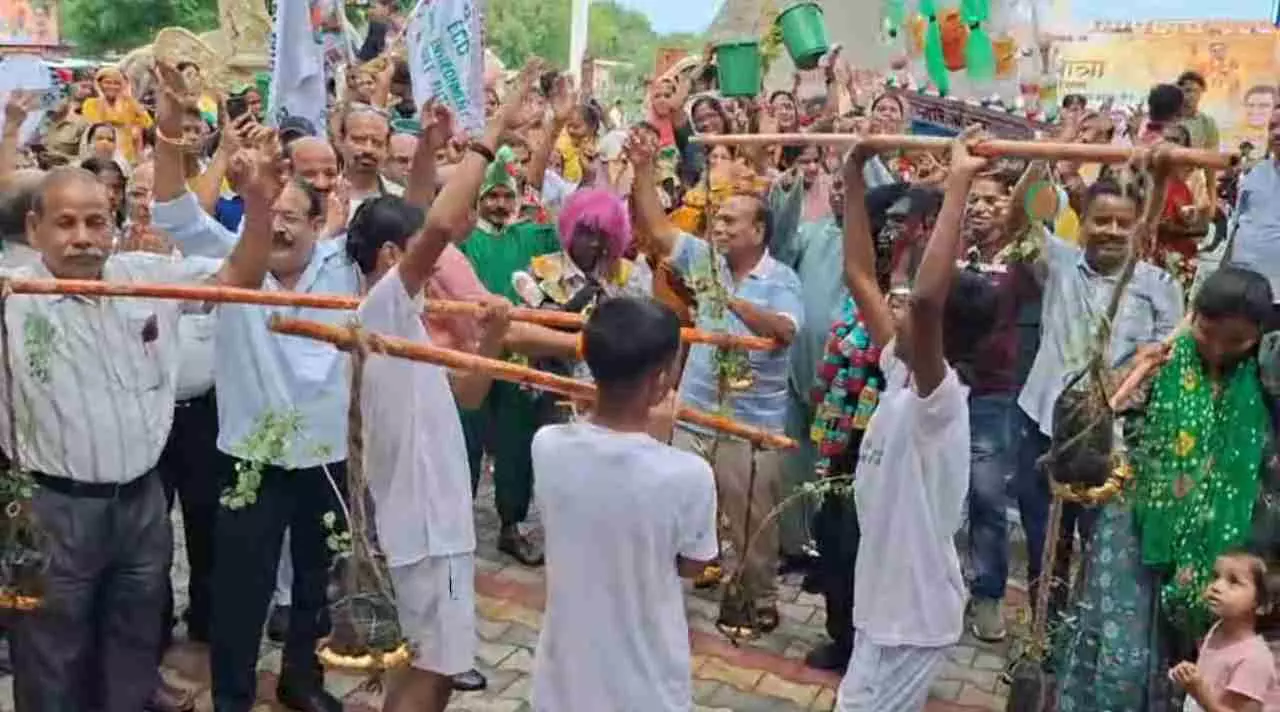 Jhansi News: झाँसी में अनोखी कांवड़ यात्रा: जल की जगह पौधों से दिया पर्यावरण बचाने का संदेश