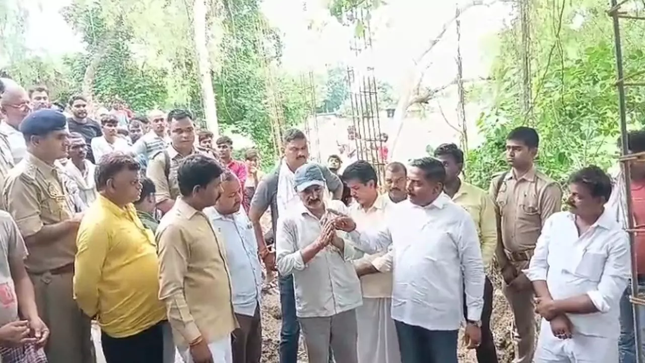 Chandauli News: मदरसे की जमीन पर निकले शिवलिंग की होगी स्थापना, भाजपा विधायक ने भी किया समर्थन