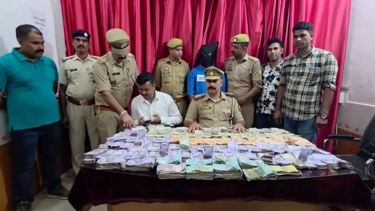 Chandauli News: चेकिंग अभियान में मिली बड़ी सफलता, हवाला के 29.67 लाख रुपए के साथ युवक गिरफ्तार