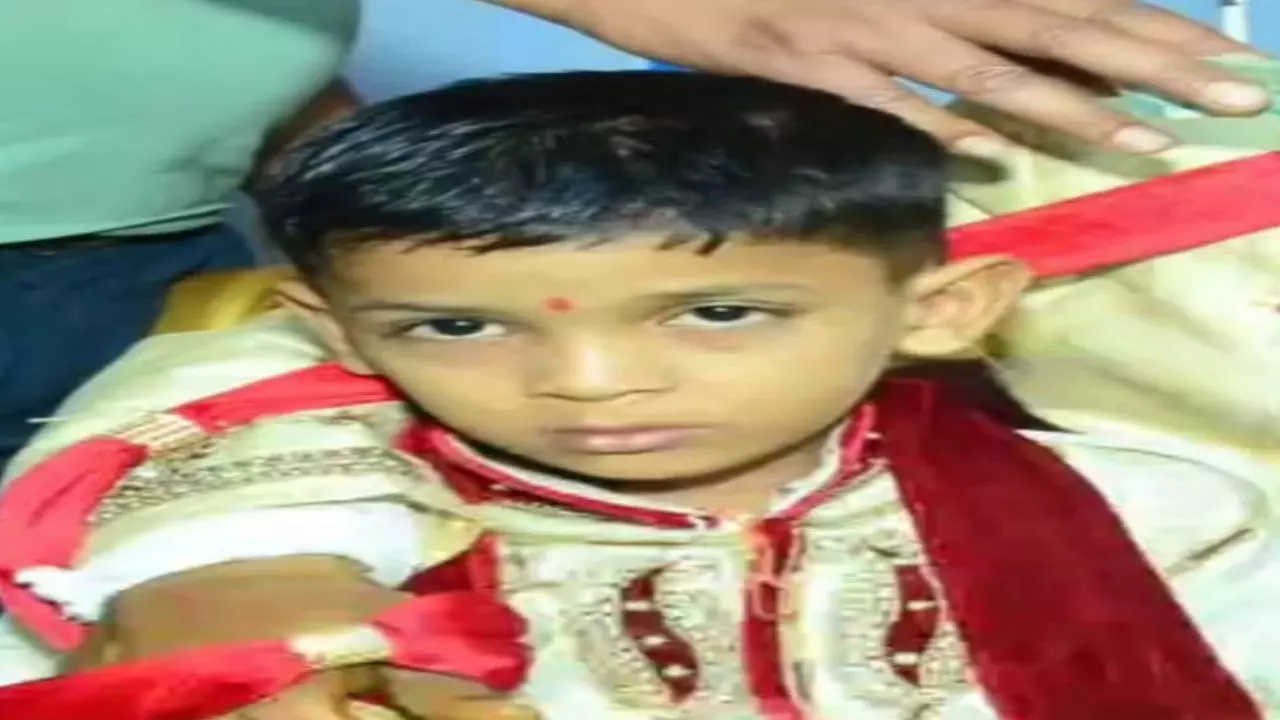 Bareilly News: मनसा देवी मंदिर भगदड़ में सर्राफ के 12 वर्षीय पुत्र की मौत, पत्नी और बेटी घायल