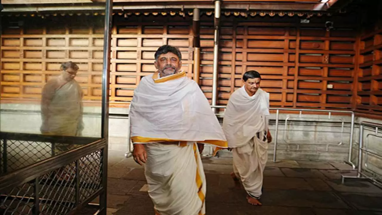 Karnataka politics: मंदिरों में लिखी जा रही है कर्नाटक के नए CM की कहानी? डीके शिवकुमार की गुप्त पूजा से मचा सियासी भूचाल