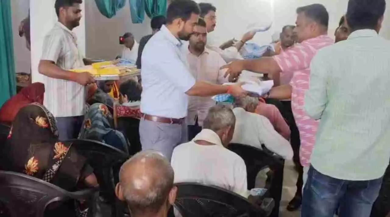 Chandauli News: माता-पिता की सेवा सर्वोपरि: डीएसपी अजय प्रताप सिंह ने वृद्धाश्रम में किया वस्त्र व भोजन वितरण