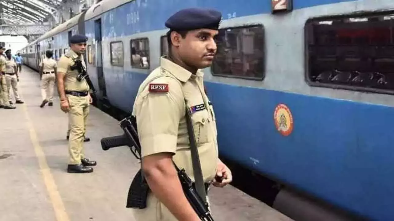 Chandauli News: आरपीएफ के ऑपरेशन नन्हे फ़रिश्ते से डरी-सहमी दो नाबालिग बच्चियों को मिला नया सहारा