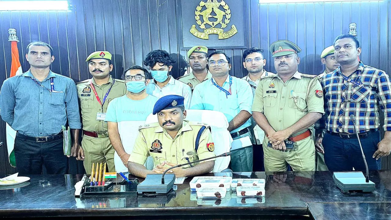 Varanasi News: वाराणसी में दो बड़ी पुलिस कार्रवाई: साइबर ठग और चेन-बटुआ काटने वाले 18 आरोपी गिरफ्तार, 10 लाख से अधिक की बरामदगी