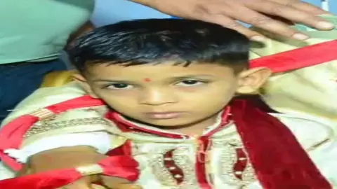 Bareilly News: मनसा देवी मंदिर भगदड़ में सर्राफ के 12 वर्षीय पुत्र की मौत, पत्नी और बेटी घायल Bareilly News: मनसा देवी मंदिर भगदड़ में सर्राफ के 12 वर्षीय पुत्र की मौत, पत्नी और बेटी घायल