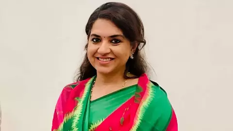 Maharashtra Politics: मुंबई की एक मुलाकात ने मचाई हलचल! राज-उद्धव की झप्पी से भड़कीं शायना – भूल गए किसने निकाला था?