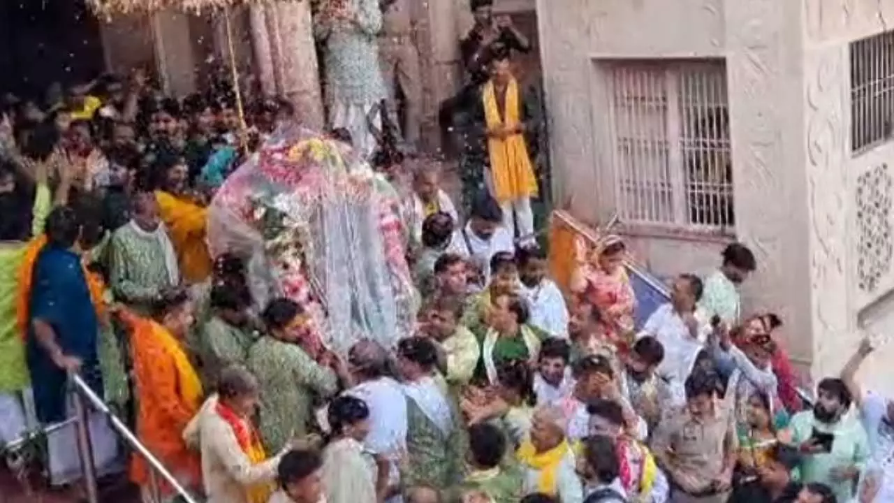 Mathura News: बरसाना में झूलन उत्सव की भव्य झांकी: स्वर्ण हिंडोले में विराजित राधा रानी के दर्शनों को उमड़ा भक्तों का सैलाब