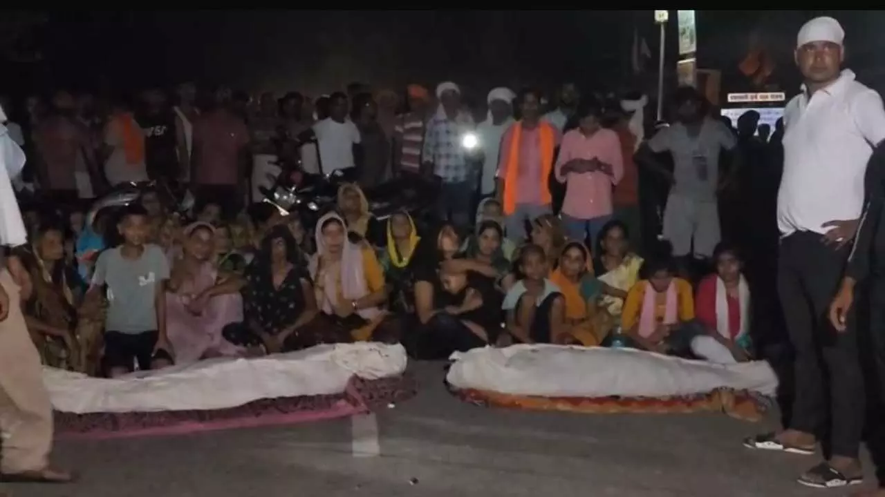Hardoi News: अवैध खनन वाले स्थान पर दो मजदूरों को डंपर ने कुचला, हुई मौत, परिजनों ने शवों को सड़क पर रखकर लगाया जाम