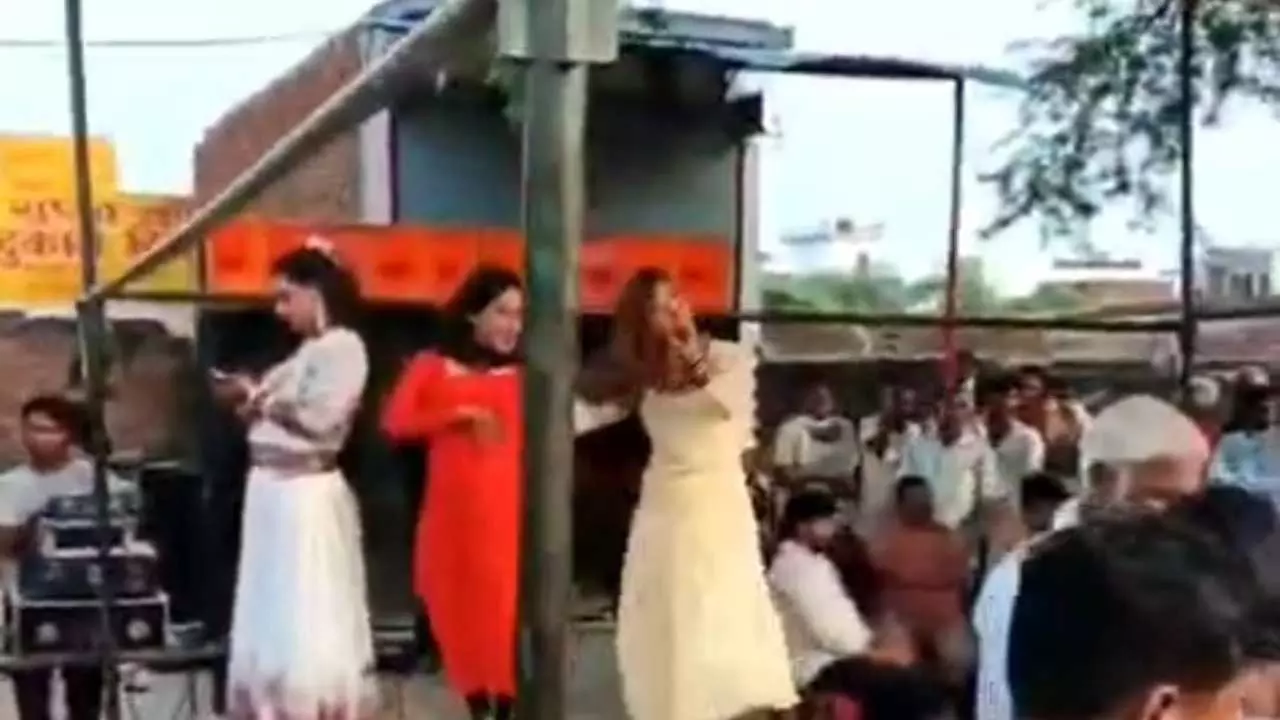 Etah News: एटा में कांवड़ यात्रा मार्ग पर अश्लील डांस का वीडियो वायरल, श्रद्धालुओं में आक्रोश