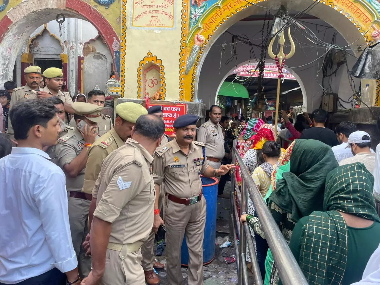 Kanpur News: सावन के तीसरे सोमवार पर देर रात से मंदिर पहुंचे शिवभक्त,घाटों पर भी पुलिस की तैनाती