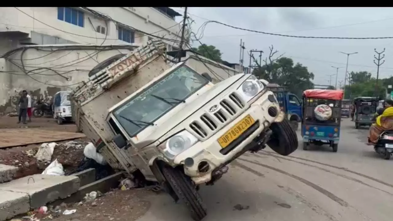 Kanpur News: कानपुर के जाजमऊ में बड़ा हादसा: नाले में गिरी पिकअप, चालक बाल-बाल बचा