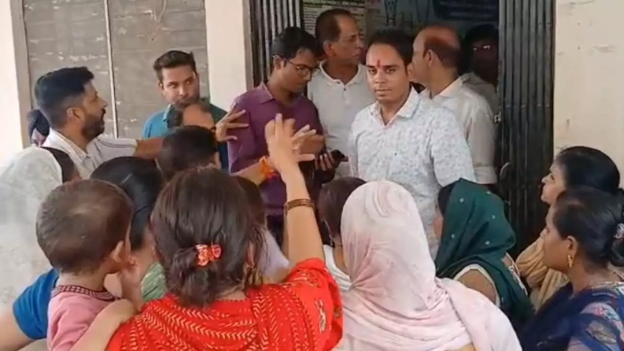 Hapur News: हापुड़ में बिजली संकट: अघोषित कटौती और कम वोल्टेज से जनता परेशान, उपभोक्ताओं का फूटा गुस्सा