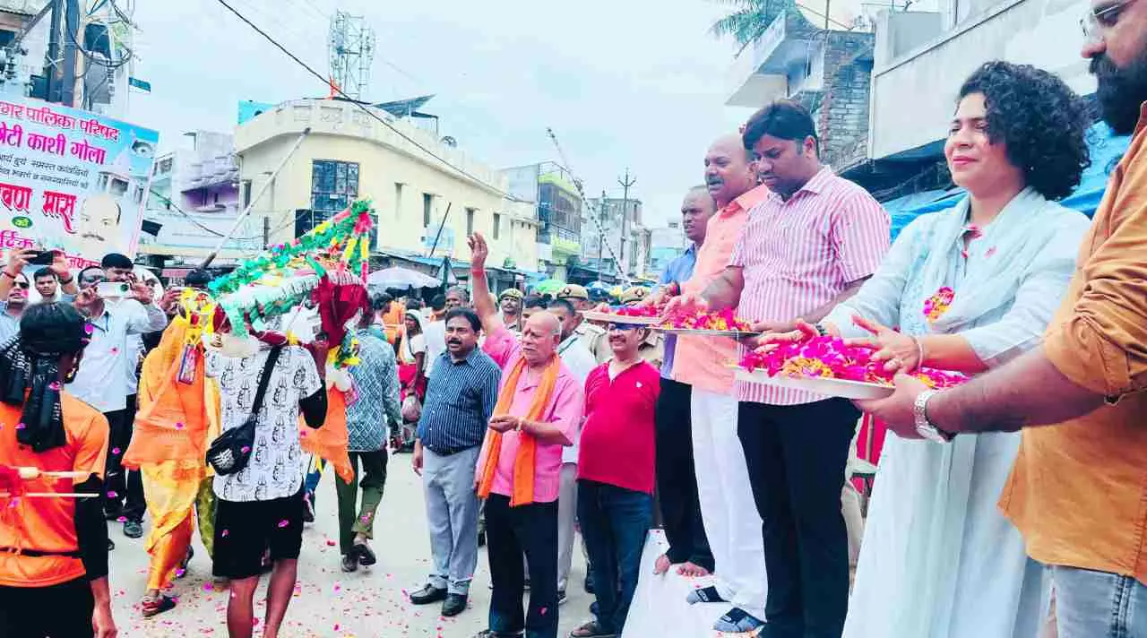 Lakhimpur Kheri News: डीएम ने कांवड़ियों पर बरसाए फूल, डीजे की थाप पर झूमे शिवभक्त, ‘हर-हर महादेव’ से गूंज उठा वातावरण