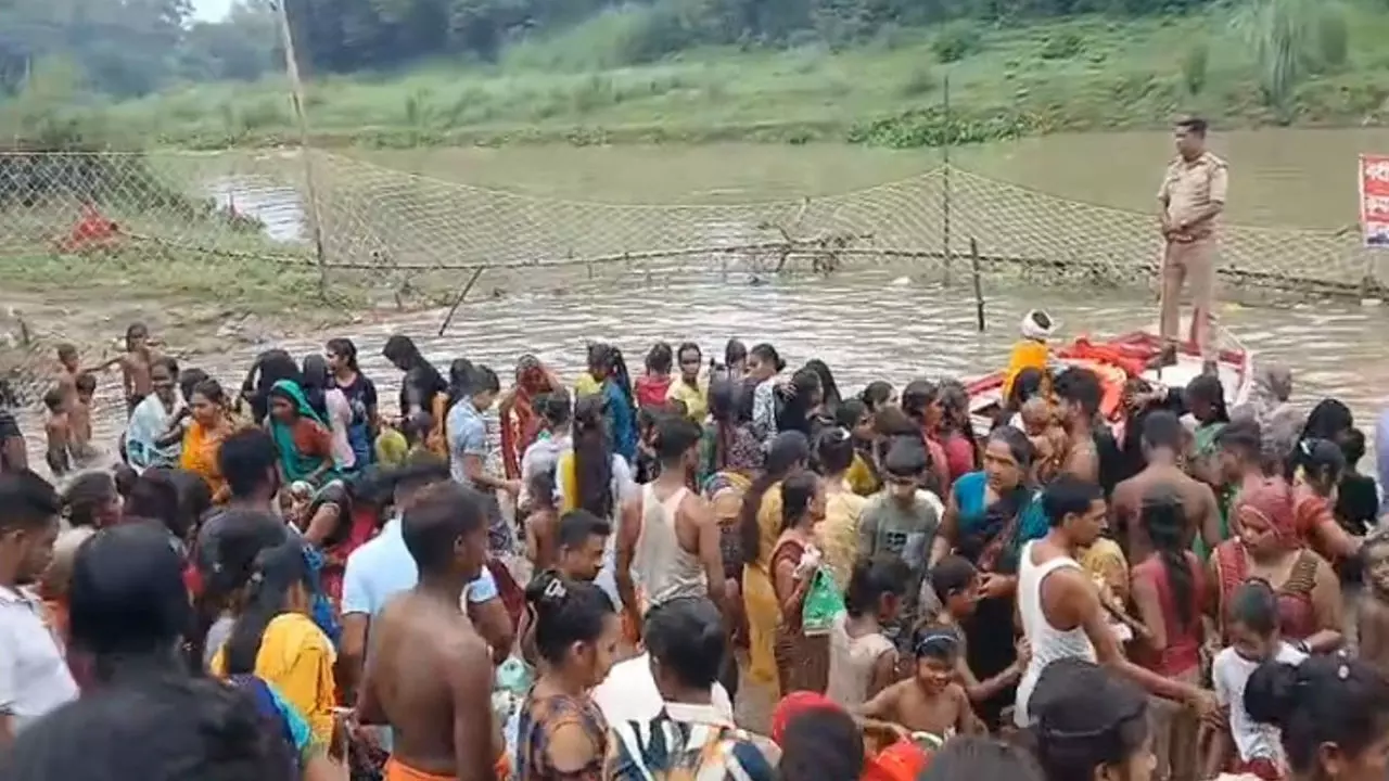 Raebareli News: आस्तिक देव मंदिर में भक्तों की भारी भीड़, पुलिस प्रशासन अलर्ट
