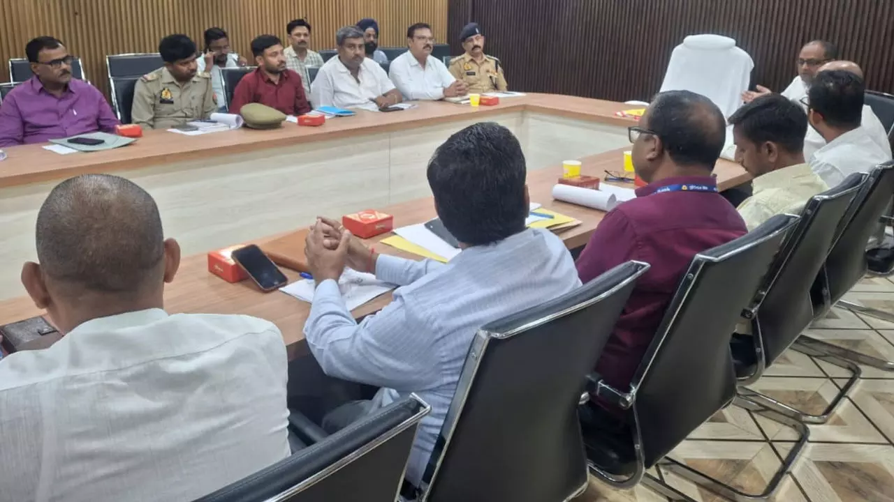 Sonbhadra News: समय सीमा से पहले व्यापारियों को थमाई जा रही जीएसटी की नोटिस, उद्योग बंधु की बैठक में छाए रहे हाइवे की सर्विस लेन सहित कई मसले