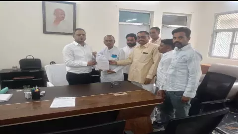 Aligarh News: ख़ैर बस स्टापेज निर्माण में भ्रष्टाचार और राजस्व अभिलेखों में हेरफेर का आरोप, संयुक्त मोर्चा ने दिया ज्ञापन
