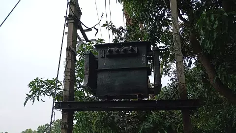 Azamgarh News: फूंके ट्रांसफार्मर में तार न जोड़े से भड़के लोग, किया प्रदर्शन