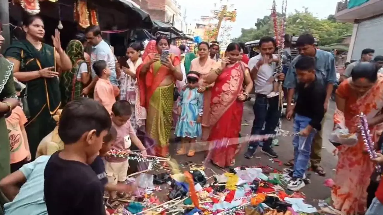 Raebareli News: रायबरेली में नागपंचमी पर गुड़िया पीटने की अनोखी परम्परा