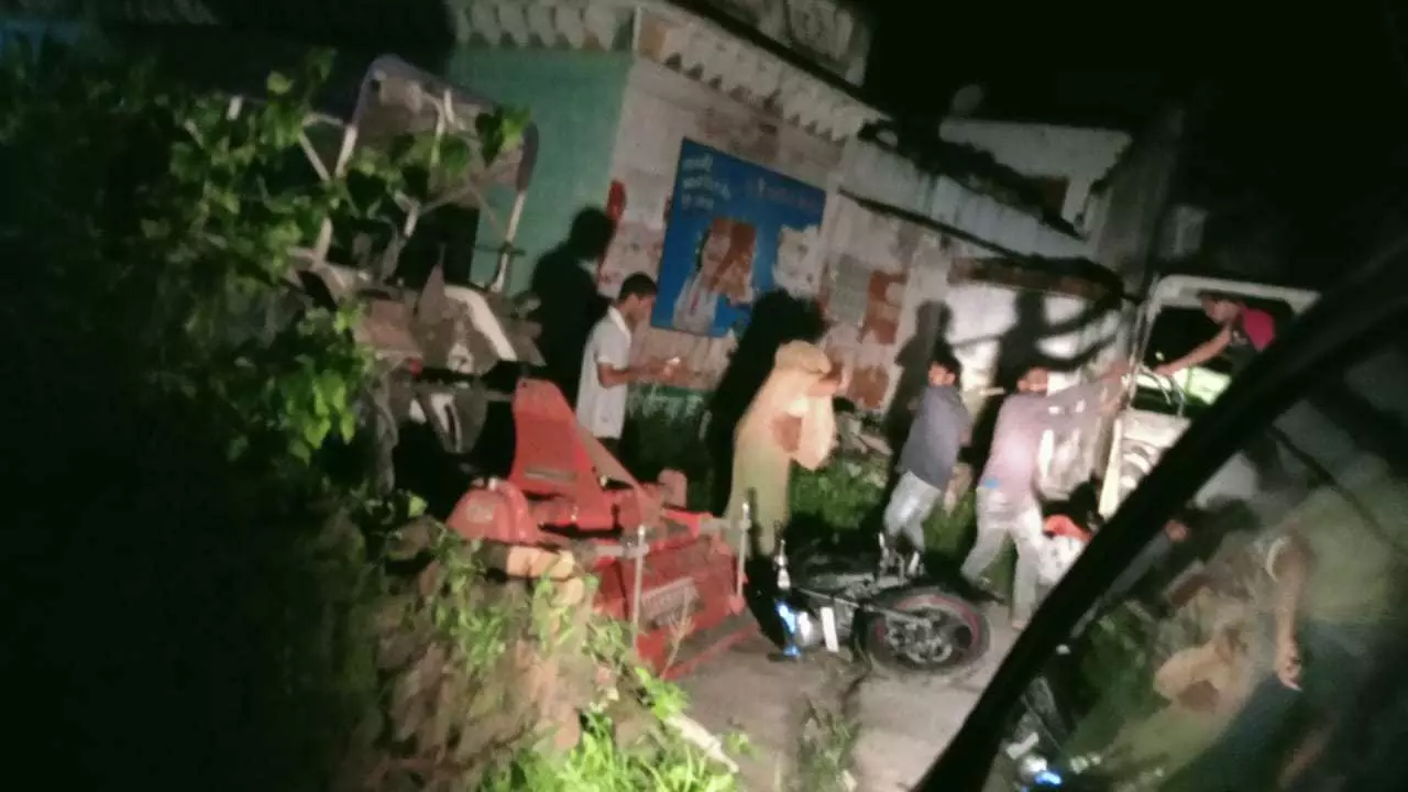 Jhansi News: मोंठ में प्रधान और पूर्व प्रधान के परिजनों में संघर्ष: जमकर चले लात-घूसे