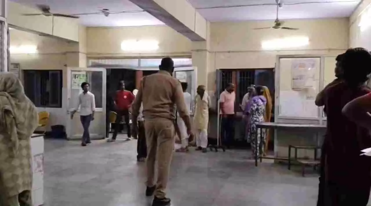 Aligarh News: प्लाट और रास्ते के विवाद में दबंगों ने किसान को पीटा, पत्नी-बेटी से भी मारपीट