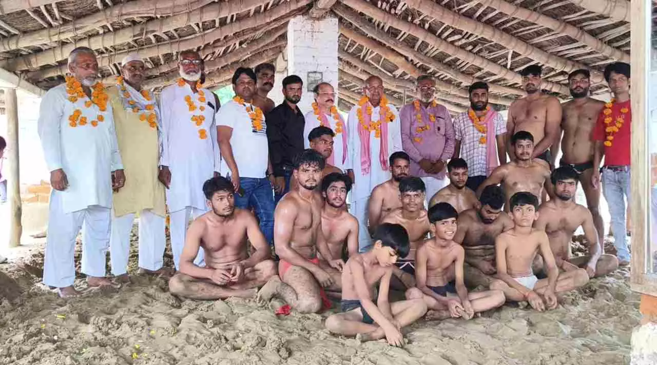 Mahoba News:  नागपंचमी पर लल्लू खां मेमोरियल दंगल बना हिंदू-मुस्लिम एकता की मिसाल, पहलवानी और भाईचारे का दिखा अनोखा संगम