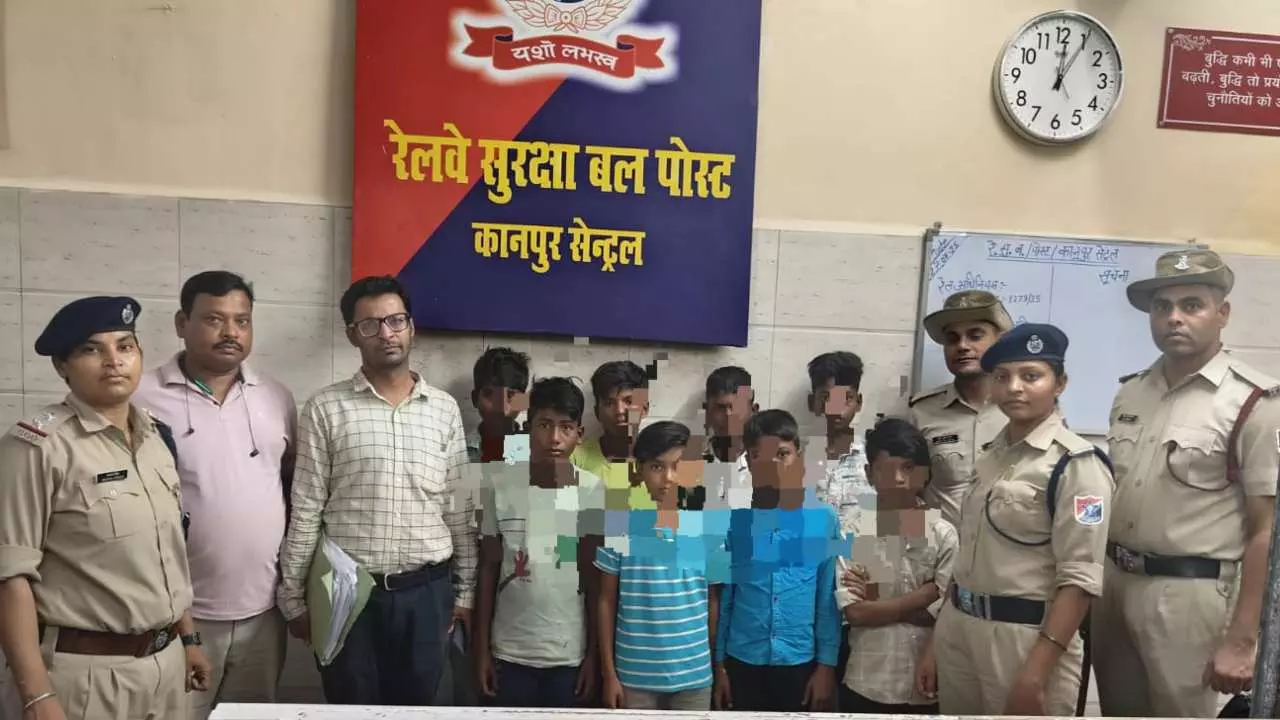 Kanpur News: आरपीएफ ने ट्रेन और प्लेटफॉर्म से 8 नाबालिग बच्चों को बचाया, चाइल्ड लाइन को सौंपा