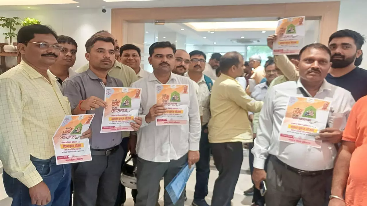 Lucknow News: बसंतपुर आवास योजना से जुड़े लोग लोग सुविधा दिवस में शिकायत लेकर पहुंचे, बोले- हाउस लोन को पर्सनल में बदलने की नोटिस भेज रहा बैंक