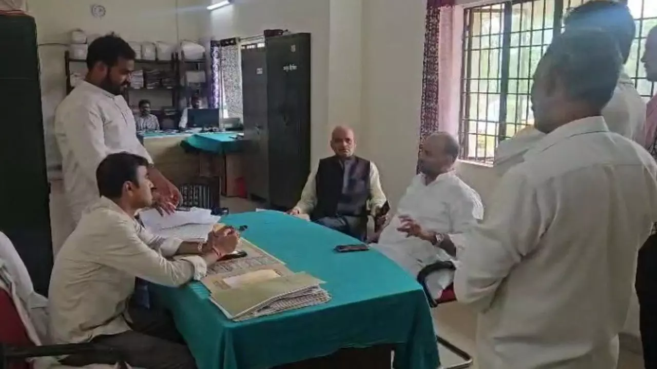 Chandauli News: राष्ट्रीय सचिव का आरोप, सवाल पूछना पड़ रहा भारी, गनर हटाने के बाद अब बिना असलहे के लाइसेंस की हो रही जांच