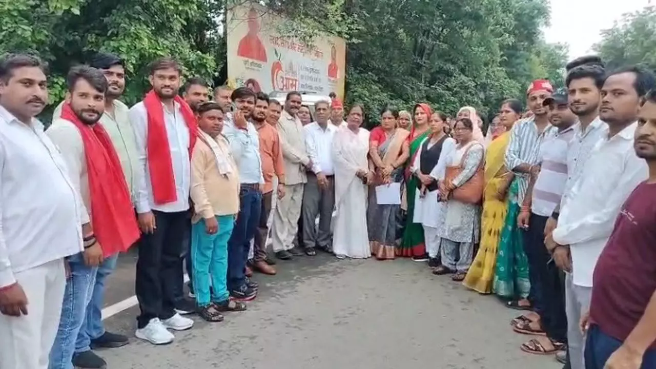 Firozabad News: समाजवादी महिला प्रकोष्ठ की महिलाओं ने जिला मुख्यालय पर किया प्रदर्शन, मौलाना राशिद के विरुद्ध मुकदमा दर्ज कराने की मांग