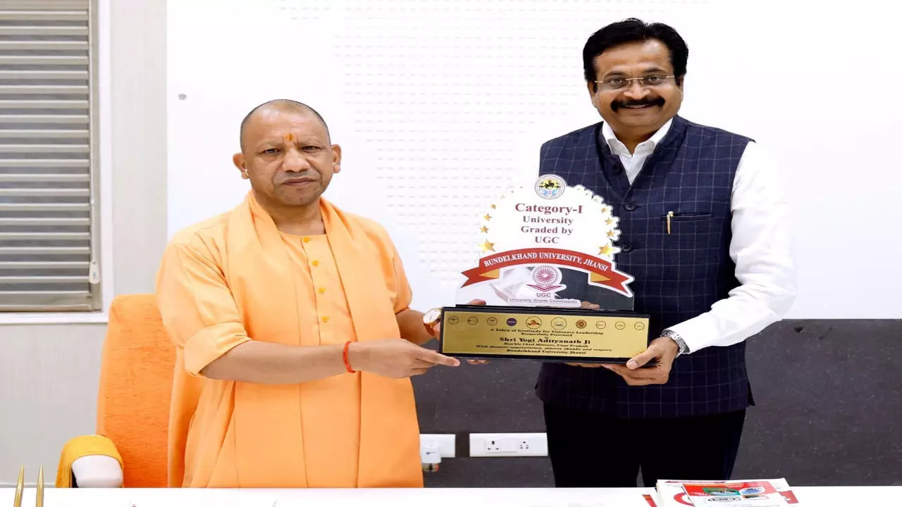 Jhansi News: मुख्यमंत्री से मिले बुविवि के कुलपति, कैटिगरी-I का स्मृति चिन्ह किया भेंट