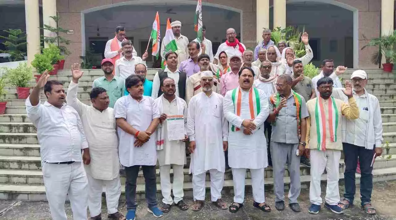 Sonbhadra News : खाद की कालाबाजारी के विरोध में कांग्रेसियों का प्रदर्शन, कहा-खाद-बीज, सिंचाई के लिए किसानों को हो रही खासी परेशानी: