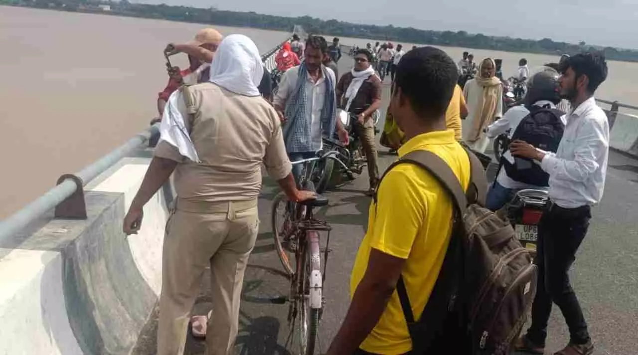 Chandauli News: मोबाइल को लेकर किशोरी ने उठाया खौफनाक कदम,पुलिस खोज में जुटी