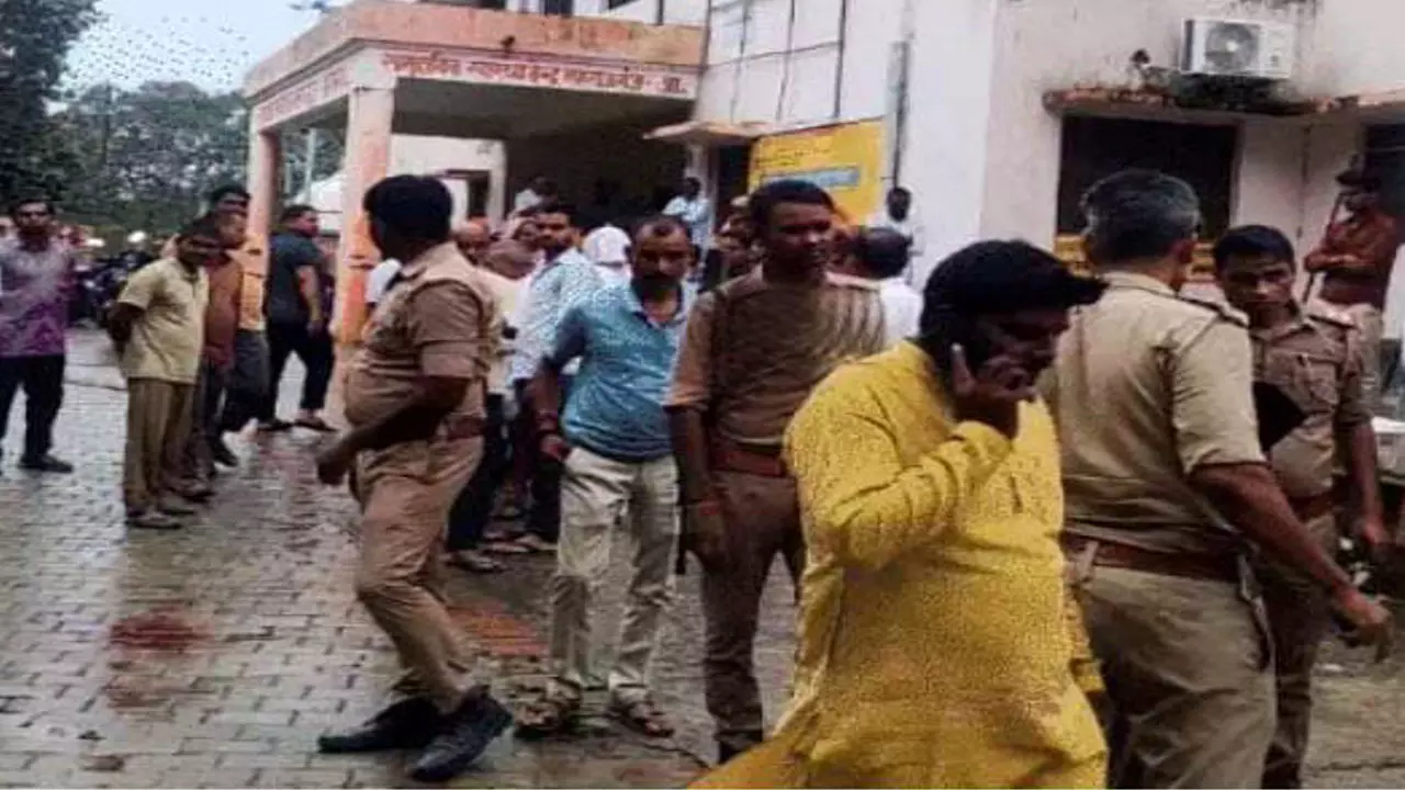 Azamgarh News: बिजली कटिया कनेक्शन को लेकर हुए विवाद में युवक को भाला मारकर की हत्या, दो अन्य गंभीर रूप से घायल