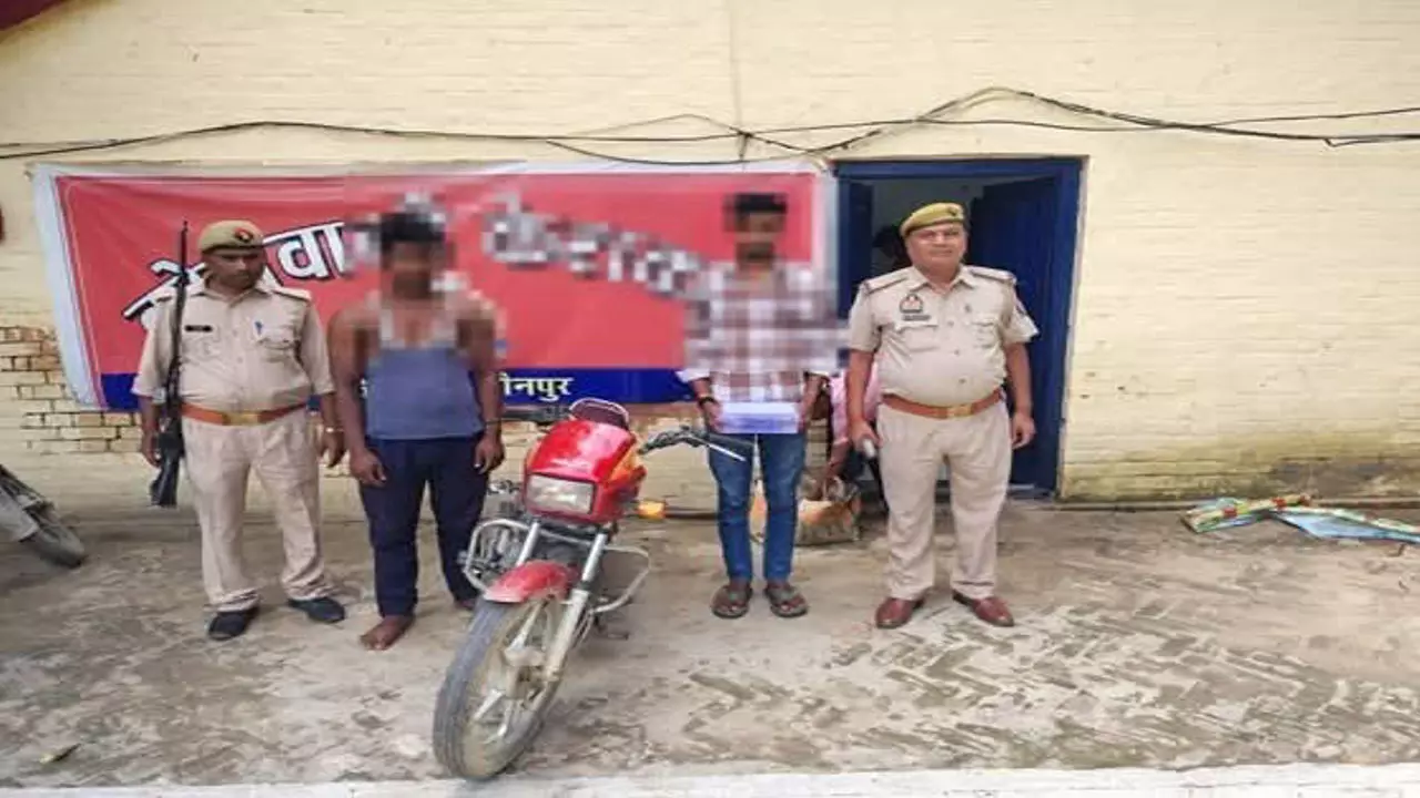 Jaunpur News: जौनपुर पुलिस की बड़ी कार्रवाई: चोरी और असलहों के साथ पांच शातिर गिरफ्तार