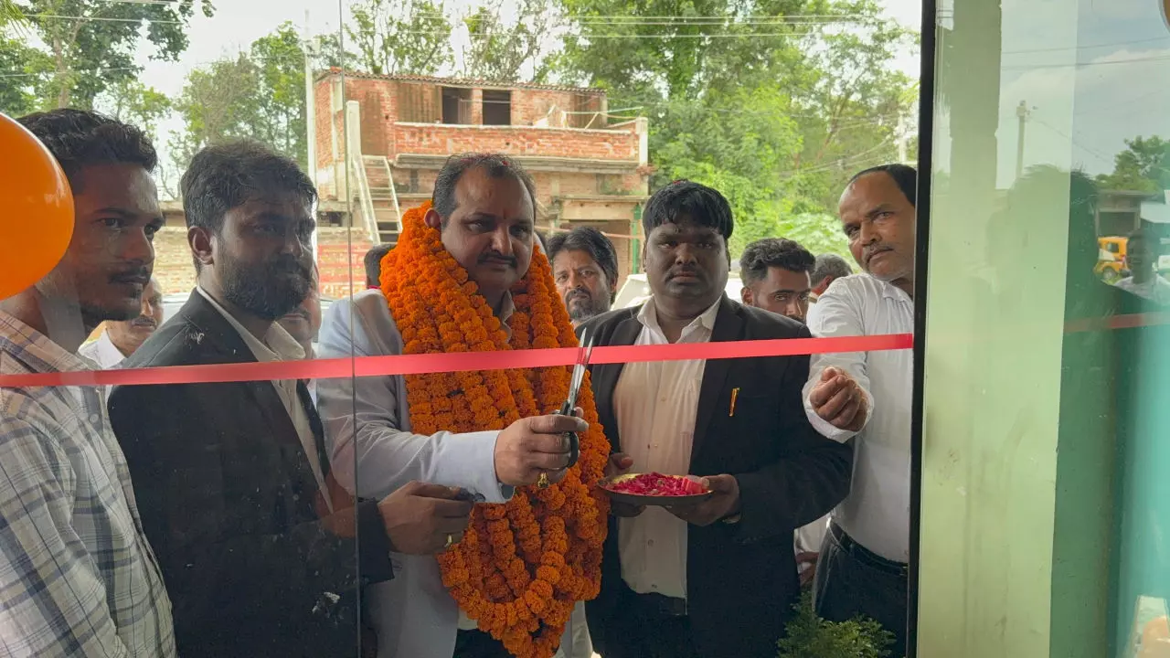Shravasti News: श्रावस्ती बार एसोसिएशन के नव निर्वाचित पदाधिकारियों ने ली पद एवं गोपनीयता की शपथ, न्यायाधीश व प्रशांत सिंह अटल रहे मौजूद