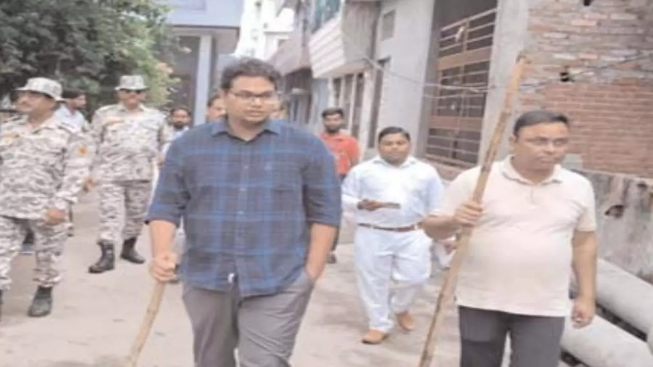 Bareilly News: नगर आयुक्त ने उठाया फ़ाबडा, खुद नालियां की साफ ,पांच को दिया नोटिस