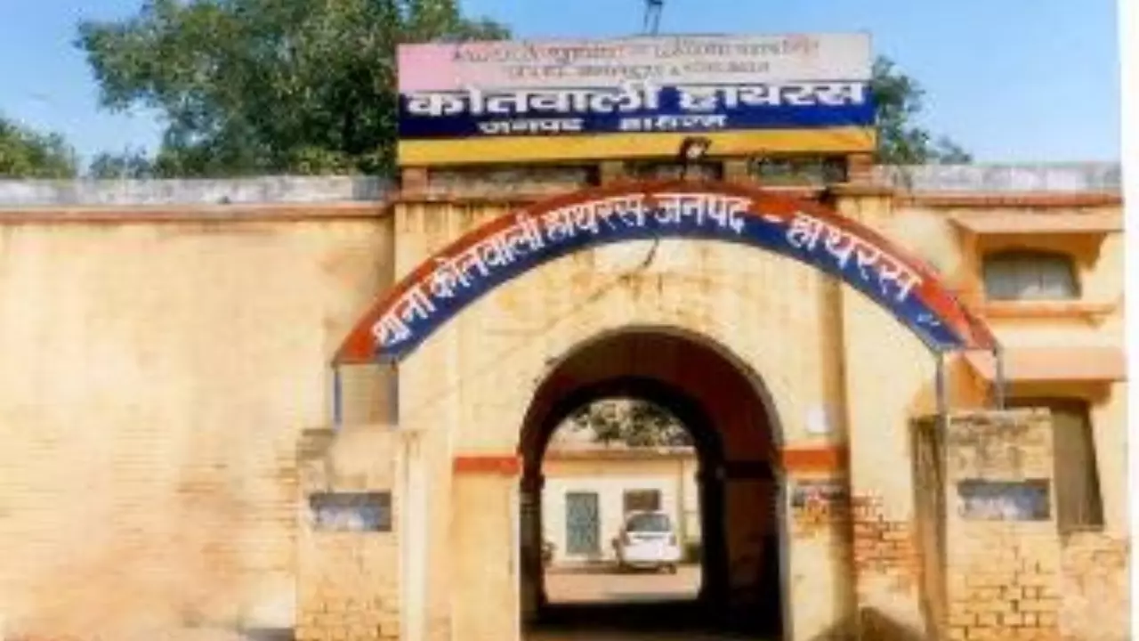 Hathras News: गांजा कार्रवाई में पकड़े गए अभियुक्तों की वीडियो वायरल करने पर दो सिपाही सस्पेंड