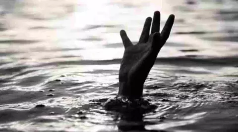 Lakhimpur Kheri News: सावन माह में सरयू नदी में स्नान करते समय डूबे दो युवक, तलाश में जुटी फ्लड पीएसी और पुलिस Lakhimpur Kheri News: सावन माह में सरयू नदी में स्नान करते समय डूबे दो युवक, तलाश में जुटी फ्लड पीएसी और पुलिस